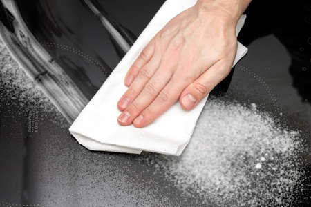 Cleaning the induction hob with special liquid