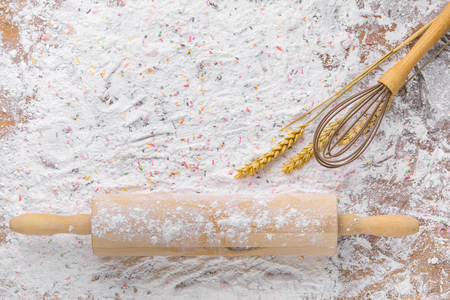 Texture  of cake flour on wood plate, studio shot background with rolling pin, concept for food and bakery ingredient.の写真素材