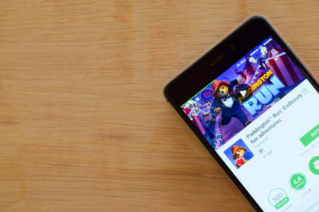 BEKASI, WEST JAVA, INDONESIA. FEBRUARY 7, 2019 : Paddington Run: Endlessly fun advntures dev app with magnifying on Smartphone screen. Paddington Run is a freeware web browser developed by Gameloftのeditorial素材