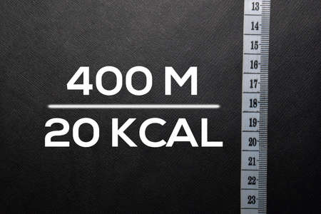 Text 400 M - 200 KCAL write on black table.