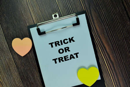 On-Line Lesson write on sticky note and isolated on Wooden Table. Educational Conceptの写真素材