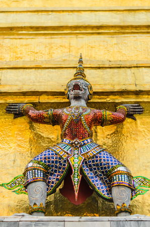 Giant statue in emerald temple bangkok thailandのeditorial素材