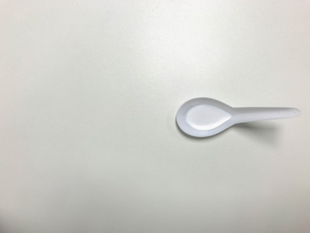 white plastic spoon on tableの写真素材