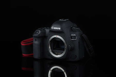 BANGKOK, THAILAND - September 21,2017: Photo of Canon eos 5d mark iv on black backgroundのeditorial素材