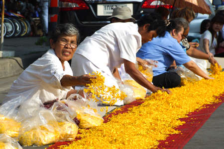 Saraburi, Thailand - May 8, 2014 : Unidentified people waiting for 1,000 Monks from Wat Phra Dhammakaya make a pilgrimage through central Saraburi province near Bangkokのeditorial素材