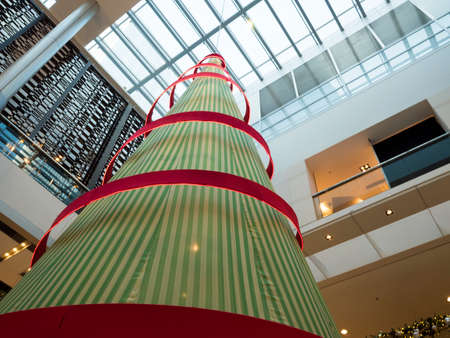 Hong kong, China - Nov 26, 2015 : The beautiful Christmas tree display at IFC shopping mall in Central district, Hongkong.のeditorial素材