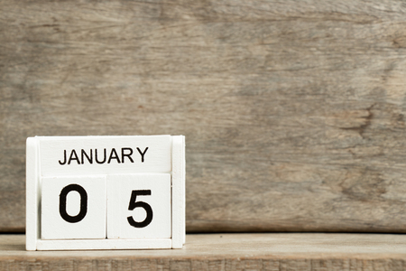 White block calendar present date 5 and month January on wood backgroundの写真素材