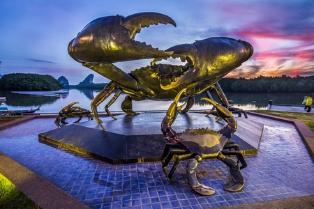 Statue of crabs in Krabi, symbol of the town, with Khao Kanab Nam cliff on background. Thailandのeditorial素材
