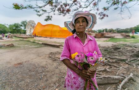 AYUTTHAYA THAILAND  APRIL 26 2015 : Thai woman selling flowers at wat lokayasutharam on April 26 2015 in Ayutthaya  Thailandのeditorial素材