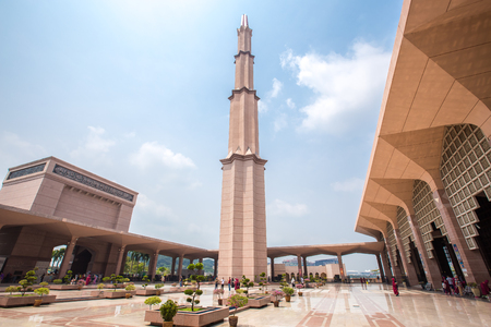 PUTRAJAYA, MALAYSIA, AUGUST 20, 2016 : Putra Mosque (Masjid Putra) is the principal mosque of Putrajaya, Malaysia. Construction began in 1997 and was completed two years later.のeditorial素材