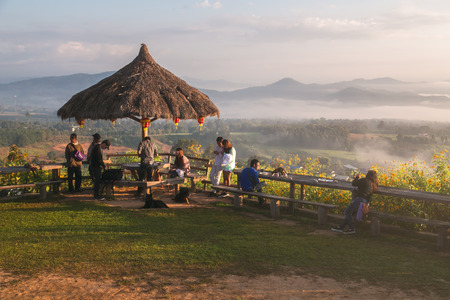 MAE HONG SON, THAILAND - NOVEMBER 15, 2014 : People waiting see sunrise on the morning at YUN LAI view point of Pai town above the Chinese Village at Pai district, Mae Hong Son province, Thailandのeditorial素材