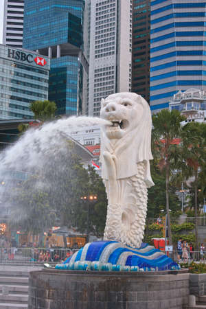 SINGAPORE-Aug 2:Th e Merlion fountain Aug 2, 2013 in Singapore.Merlion is a mythical creature with the head of a lion and the body of a fish,and is a symbol of Singapore. のeditorial素材