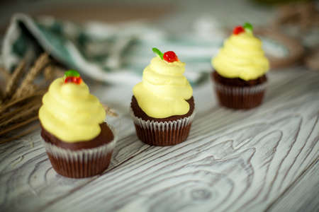 cakes cupcakes sweet wooden yellow chocolate paperの写真素材