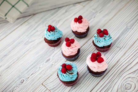 cakes cupcakes sweet wooden pink blu barryの写真素材
