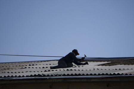 worker repairing a roofの写真素材