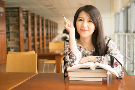 asian girl in libraryの写真素材