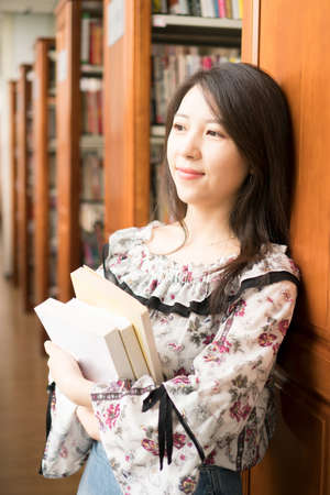 asian girl in libraryの写真素材