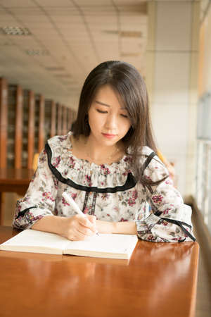 asian girl in libraryの写真素材