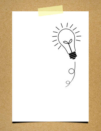 à¸ºBulb idea note paper on board backgroundの写真素材