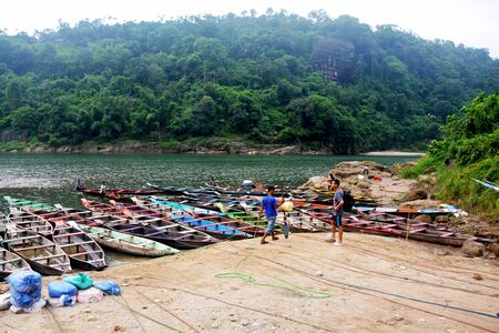 A view of the Dawki Tourism spot from the road head the border of India â Bangladesh in Meghalaya, India with lots of tourist and visitorsのeditorial素材