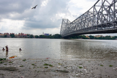 An iconic landmark in Kolkata, the Howrah Bridge is a huge steel bridge over the Hooghly River. It is considered to be one of the longest cantilever bridges in the world. Also known as Rabindra Setuの写真素材