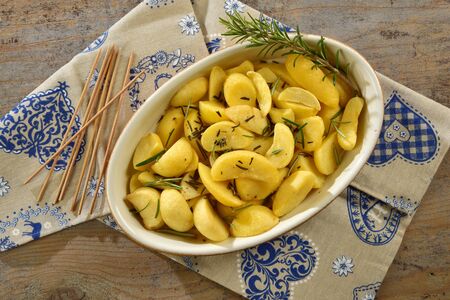 Patate al forno dentro ad una ciottola ovaleの写真素材
