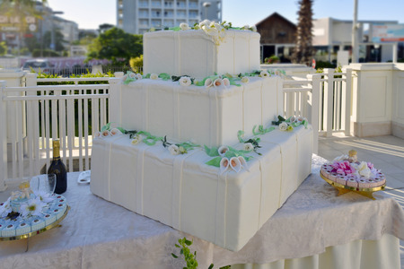 square wedding cake with floral decorationsの写真素材