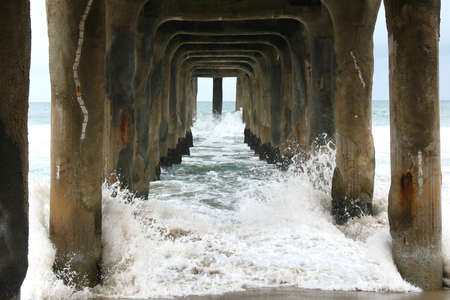 Wave crashing under Pierの写真素材