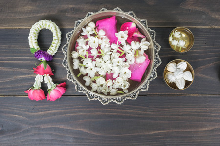 Thai garland Flowers and Water with jasmine and roses corolla in bowl(Songkran festival)の写真素材