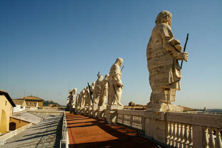 Roma statue sulla basilica di San Pietro in Vaticanoの写真素材