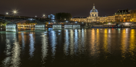 Pont des Arts and Institut de France at night in Paris, Franceのeditorial素材
