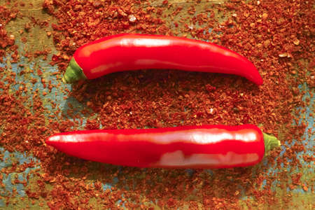 Red hot chili Cayenne pepper fresh and dried powdered spice, ready to use on wooden backgroundの写真素材