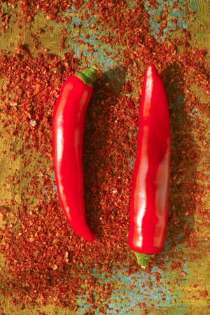 Red hot chili Cayenne pepper fresh and dried powdered spice, ready to use on wooden backgroundの写真素材