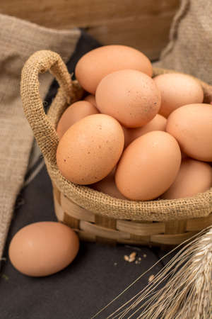 Brown farmers cage-free chicken eggs in basket, close upの写真素材