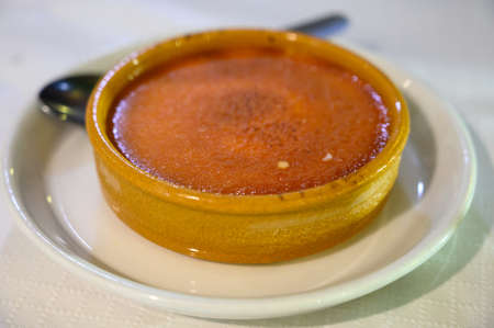 Sweet Spanish dessert, caramelised crema catalana in clay bowl close upの写真素材