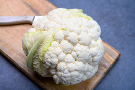 Fresh whole head of white organic cauliflower cabbage ready to cookの写真素材