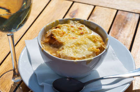 French caramelized onion soup with croutons and gruyere cheese from oven close upの写真素材
