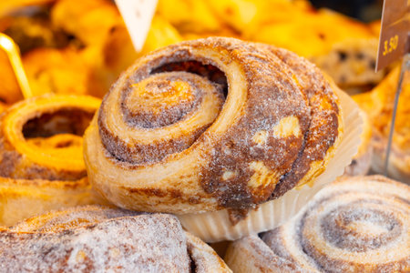 Fresh baked tasty american chinnamon rolls buns on food marketの写真素材