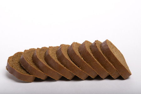 Brot. Grain Food Group. Black bread. Type of bread on top. Sliced ??bread on a white background.