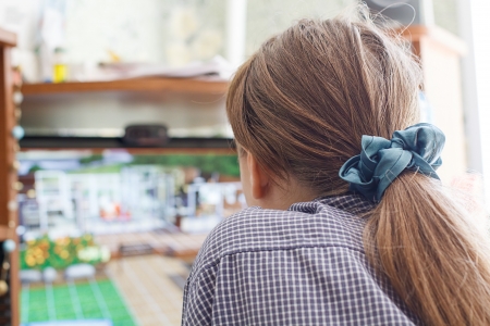 A young girl is busy at the computer の写真素材