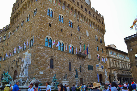 Palazzo Vecchio (Old Palace) with Fountain of Neptune (Fontana del Nettuno) and David by Michelangelo at foreground, in Piazza della Signoria. Florence, Italy.のeditorial素材
