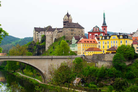 View of the bridge above Ohre river, the Castle and the Church of St. Wenceslaus in Loket, Czech Republicのeditorial素材