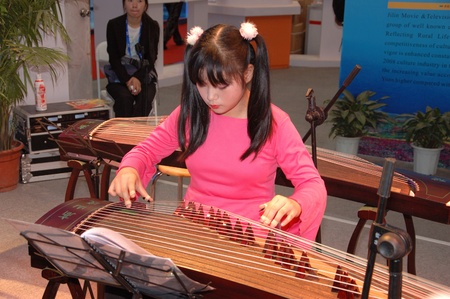 CHINA, SHENZHEN - MAY 15: child musician on The 6th International Cultural Industries Fair on May 15, 2010 in Shenzhen.のeditorial素材