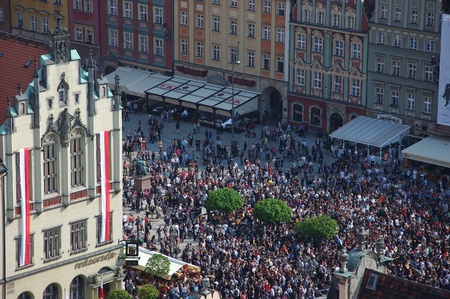 WROCLAW, POLAND - April 30: Guitars World Guinness Record, 5601 participants gather in front of Wroclaw's Town Hall on April 30, 2011 to beat guitar mass participation record.  のeditorial素材