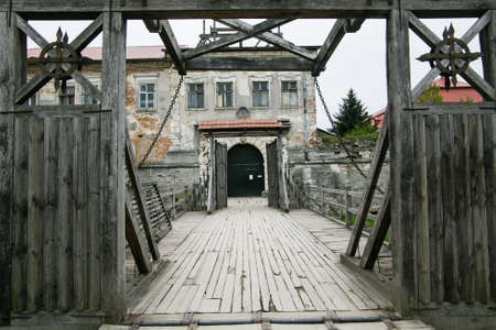 Zolochiv, Ukraine - MAY 02 2017: Wooden bridge and main entrance to the beautiful palace Zolochiv castle in Ukraineのeditorial素材