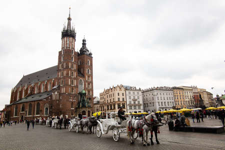 Krakow, Poland - OCTOBER 08 2018: St Mary Catholic Church (Kosciol Mariacki) at the main Market Square (Rynek) in Krakow, Polandのeditorial素材