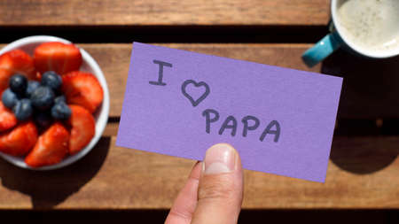 I love dad written in Dutch for father's day in front of a beakfast for himの写真素材