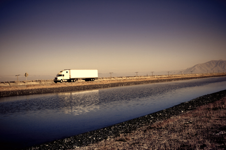 18-wheeler on interstate 80 in Utah, USA.の写真素材