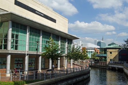 READING, BERKSHIRE - SEPTEMBER 10, 2015:  Pedestrians walking along the banks of the River Kennet as it passes through the Oracle Shopping Centre in the Berkshire town of Reading on a sunny day in September.のeditorial素材