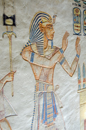Painting on the wall of an Ancient Egyptian tomb showing the Pharaoh Ramses III praising the gods.  Tomb of Amunherkhopshef in the Valley of the Queens, thousands of years old.のeditorial素材